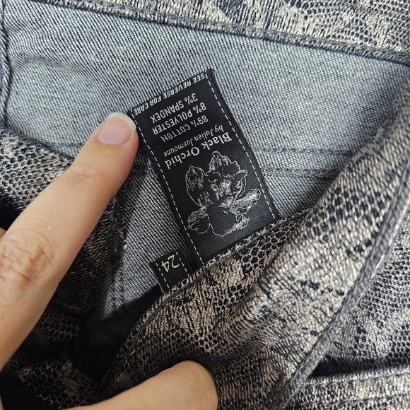 Black Orchid Skinny Leg Pants - Picture 6 of 6